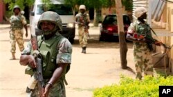 Tentara Nigeria melakukan patroli di negara bagian Borno, Nigeria utara (foto: dok). 