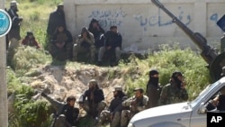 Gambar dari akun Twitter pemberontak Front al-Nusra menunjukkan para pejuang mereka di kota Jisr al-Shughour, provinsi Idlib, Suriah (25/4).