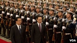 Presiden Korea Selatan Lee Myung-bak (tengah) disambut Presiden Hu Jintao di Beijing (9/1).