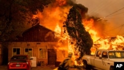 Sebuah rumah di Kompleks Beckwourth, kawasan Doyle, California, dilahap api Sugar Fire, Sabtu, 10 Juli 2021. (AP)