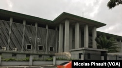 Vue du tribunal d'Abidjan où est jugée Simone Gbagbo, le 2 octobre 2016 (VOA/Nicolas Pinault)
