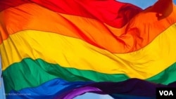 Kemenlu akan memanggil Duta Besar Inggris untuk Indonesia guna meminta klarifikasi soal pemasangan bendera pelangi yang identik dengan kelompok LGBT di depan kantor Kedutaan Besar Inggris di daerah Setiabudi, Jakarta Selatan. (Foto: VOA)