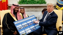 Presiden Donald Trump memperlihatkan bagan penjualan senjata kepada Arab Saudi dalam pertemuan dengan Putra Mahkota Arab Saudi Mohammed bin Salman di Gedung Putih, 20 Maret 2018.