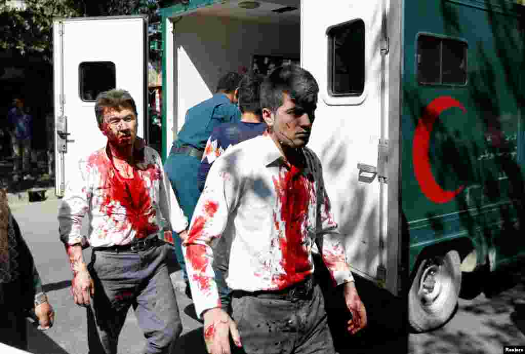 Dan kasar Afganistan da samu rauni ya iso a Asibiti bayan fashewar Bam a Kabul, Afghanistan, ranar Laraba 31 ga watan Mayu, shekarar 2017. 