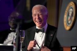 Biden na večeri za dopisnike iz Bijele kuće u Washingtonu, 27. aprila 2024.(Foto: AP/Manuel Balce Ceneta)