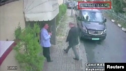 Le journaliste saoudien Jamal Khashoggi à son arrivée au consulat d'Arabie Saoudite à Istanbul, en Turquie, sur image fixe extraite d'une vidéo de vidéosurveillance obtenue par TRT World, le 2 octobre 2018. 