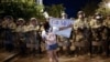 Pripadnici Nacionalne gade Jute stoje u kordonu, dok se građani okupljaju da protestuju zbog smrti Džordža Flojda, 4. juna 2020, u blizini Bele kuće u Vašingtonu. (AP)