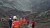 Regu penyelamat berupaya melakukan pencarian korban tanah longsor di tambang batu giok di Hpakant, negara bagian Kachin, Myanmar, 2 Juli 2020. (Foto: AFP/MYANMAR FIRE SERVICES DEPARTMENT)
