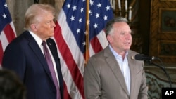 ប្រធានាធិបតី​លោក Donald Trump ស្តាប់​ប្រេសិតអាមេរិក​ប្រចាំ​តំបន់មជ្ឈិមបូព៌ា​លោក Steve Witkoff​ ថ្លែង​ក្នុង​សន្និសីទសារព័ត៌មាន​នៅទីក្រុង Palm Beach រដ្ឋ Florida កាលពីថ្ងៃទី​៧ មករា ឆ្នាំ២០២៥។