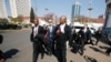 Des avocats représentant le leader du mouvement pour le changement démocratique (MDC) de l'opposition, Nelson Chamisa, arrivent à la cour pour contester la victoire électorale du président Emmerson Mnangagwa à Harare, le 22 août 2018.