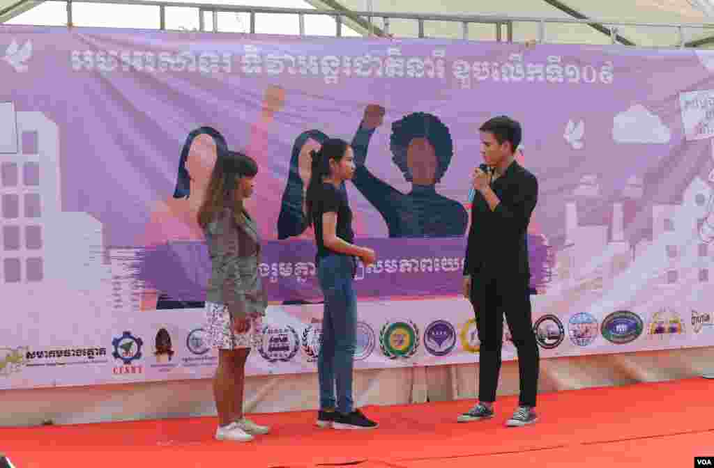 ក្រុម​យុវជន​កំពុង​សម្តែង​ដើម្បី​អបអរ​​ក្នុង​ពិធី​​ប្រារព្ធ​ទិវា​សិទ្ធិ​នារី​អន្តរជាតិ​លើក​ទី​១០៩ នៅ​សួន​ប្រជាធិបតេយ្យ នា​ថ្ងៃ​ទី៨ ខែ​មីនា ឆ្នាំ​២០២០។ (កាន់ វិច្ឆិកា/VOA)