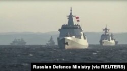 Sekelompok kapal angkatan laut dari China dan Rusia berlayar selama latihan militer bersama di Laut Jepang, dalam gambar diam yang diambil dari video yang dirilis pada 18 Oktober 2021. (Kementerian Pertahanan Rusia/Handout via REUTERS). 