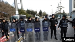 Polisi Turki memperketat penjagaan di jalanan menuju kelab Reina di tepi selat Bosphorus, Istanbul, yang menjadi sasaran penembakan tanggal 1 Januari 2017. (REUTERS/Umit Bektas)