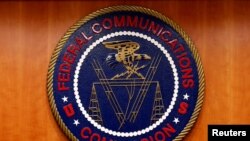 미국 워싱턴의 연방통신위원회(FCC) 본부에 걸린 문장.