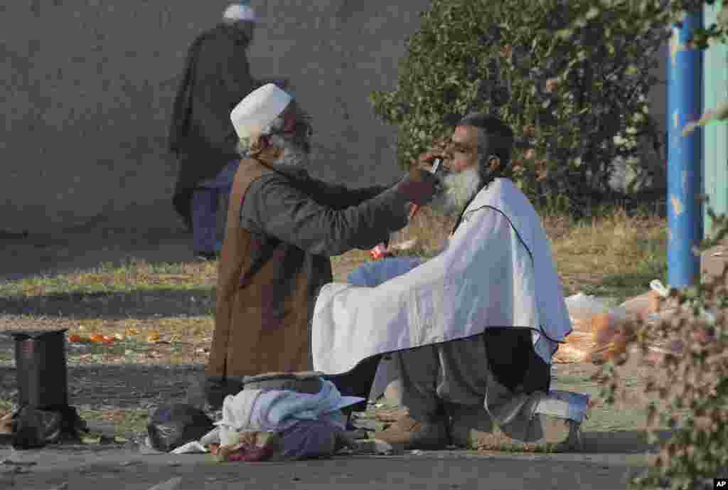 Wanzami Na Yima Wani Aski A gefen Hanya A Kasar Pakistan &nbsp;