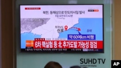 Para pengunjung di Stasiun Kereta Api Seoul menyaksikan penayangan berita di televisi yang melaporkan tentang peluncuran misil balistik Korea Utara , 5 April 2017. (AP Photo/Lee Jin-man)