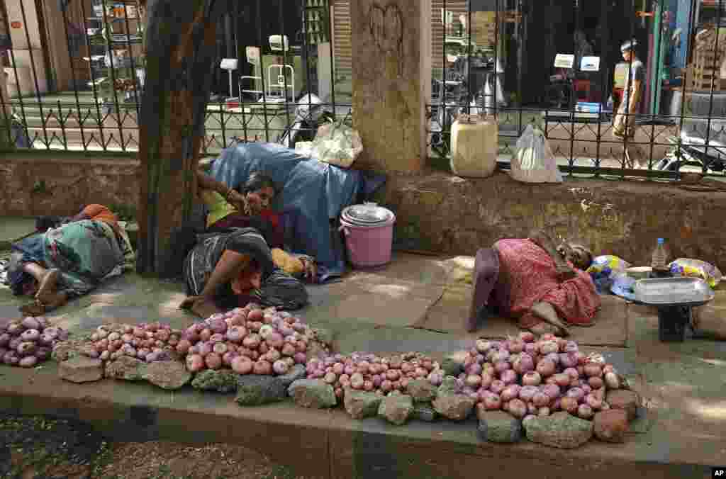 A severe heat wave sweeping much of India has left hundreds dead. In this photo, Indian vendors rest under the shade of a tree, in Hyderabad, May 25, 2015.&nbsp;