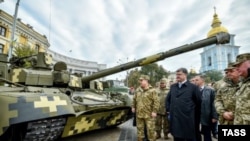 Петро Порошенко оглядає зразки військової техніки у Києві