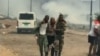 Cette capture vidéo obtenue par l'AFPTV auprès de TVGE le 7 mars 2021 montre un homme blessé assisté par des militaires à Bata, en Guinée équatoriale.