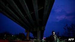 ทหารไทยยืนประจำการที่ชายแดนไทย-เมียนมา บริเวณ อ.แม่สอด จ.ตาก ในวันที่ 10 เมษายน 2024