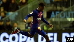 L'attaquant français de Barcelone Ousmane Dembele contrôle le ballon lors du match de football Copa del Rey contre le RC Celta de Vigo au stade Balaidos de Vigo, le 4 janvier 2018.
