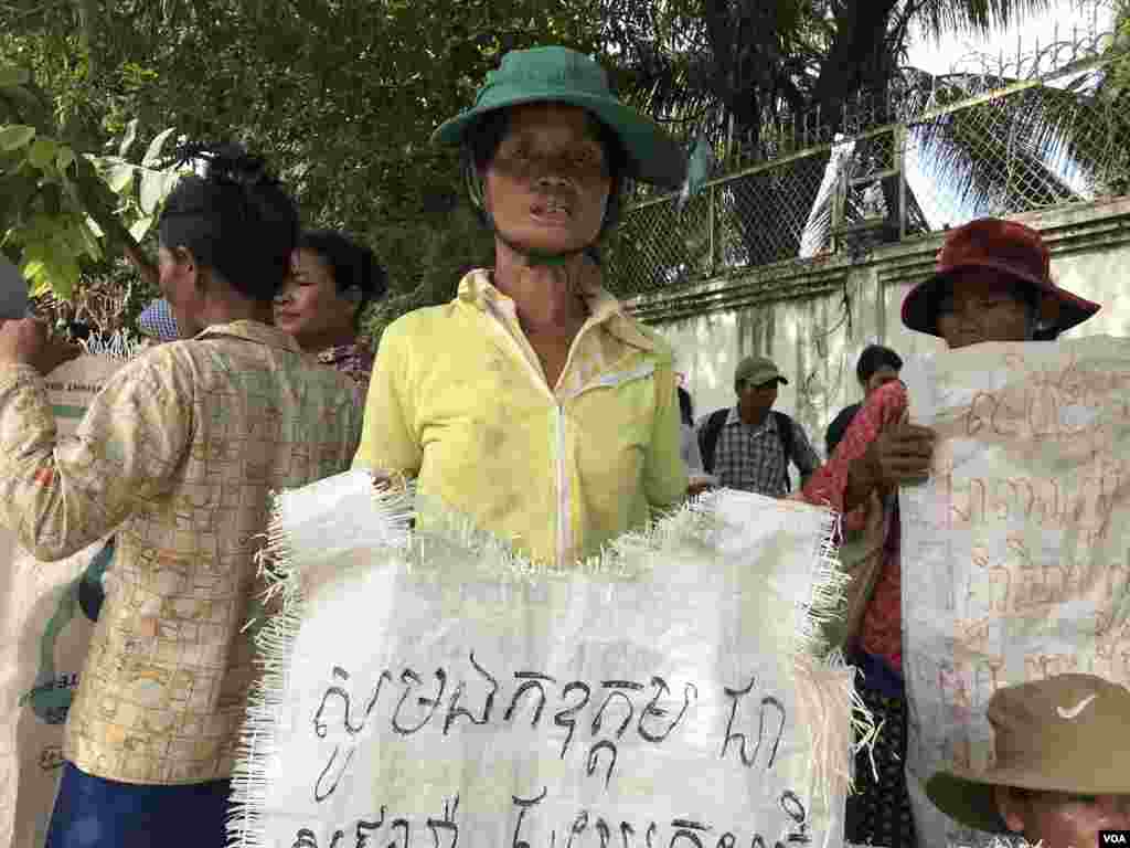 ស្ត្រី​អ្នកតវ៉ា​មួយ​រូបកាន់​បដា​អំពាវនាវ​ឲ្យ​មាន​ដំណោះស្រាយ​ដីធ្លី​នៅ​ក្រសួង​រៀប​ចំដែន​ដី​ ទីក្រុង​ភ្នំពេញ​ ថ្ងៃទី​២២​ ខែសីហា​ ឆ្នាំ​២០១៩។ (ហ៊ុល រស្មី/VOA) 