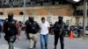 Felipe Diego Alonzo es escoltado por la policía después de ser detenido durante una operación contra la trata de personas cerca de la frontera con México, en el edificio judicial de la Ciudad de Guatemala, el 2 de agosto de 2022. REUTERS/Luis Echeverría