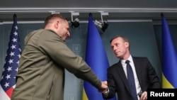 Američki savjetnik za nacionalnu bezbjednost Jake Sullivan (D) rukuje se sa Andrejom Jermakom, šefom kabineta ukrajinskog predsjednika tokom susreta u Kijevu. (Foto: Reuters/Gleb Garanich)
