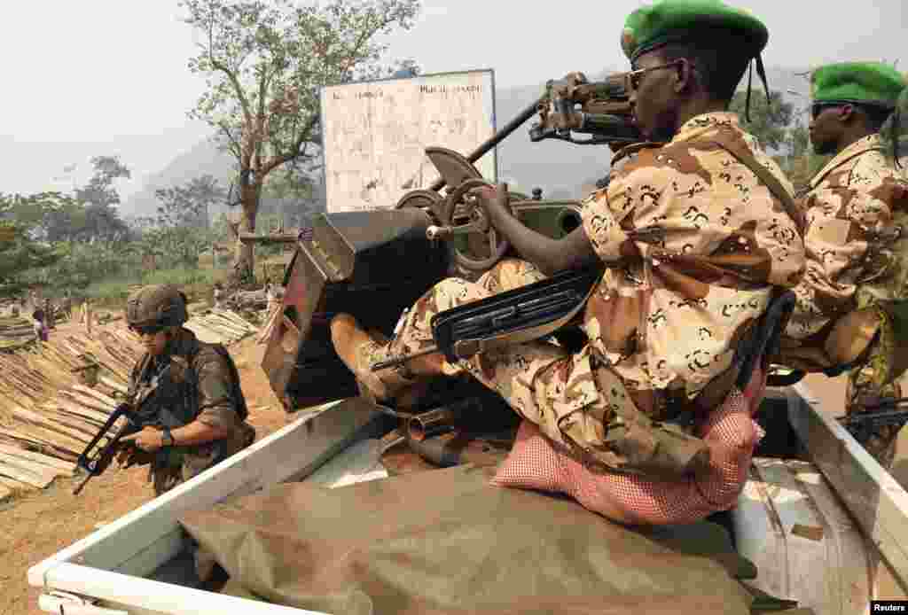 Chadian African Union soldiers patrol during a joint Chad MISCA French army patrol in Wouango district, Central African Republic, Jan. 9, 2014. 