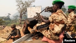 Tentara Uni Afrika dari Chad bersama tentara Perancis dalam patroli gabungan MISCA, atau pasukan pemelihara perdamaian di Republik Afrika Tengah. (Foto: Dok)