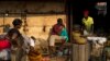 Des vendeurs au marché central de Bujumbura le 24 juillet 2015.