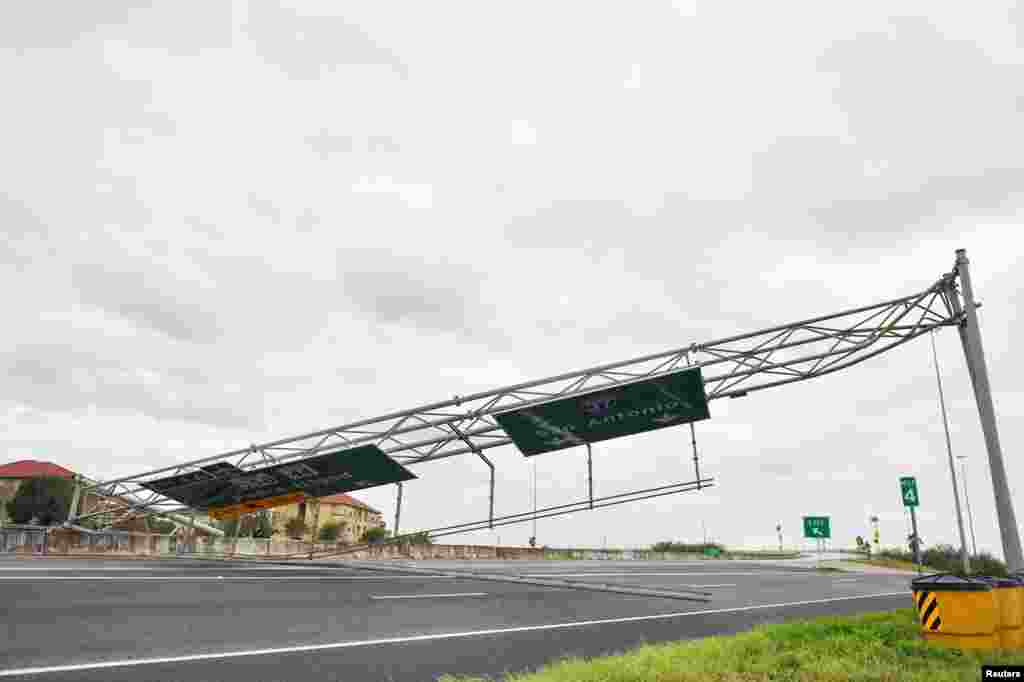 Une structure de feu de signalisation est tombée au passage de l&rsquo;ouragan Harvey à Corpus Christie, Texas, 26 août 2017.