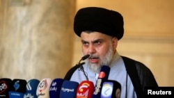 Ulama Syiah Irak Muqtada al-Sadr saat memberi khotbah Hari Raya Idul Fitri di Masjid Kufa, dekat Najaf, 5 Juni 2019. 