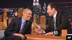 ប្រធានាធិបតីអាមេរិកលោក Barack Obama (ឆ្វេង) សើចជាមួយពិធីករលោក Jimmy Fallon នៅក្នុងកម្មវិធី "The Tonight Show Starring Jimmy Fallon" នៅស្ថានីយទូរទស្សន៏ NBC បុរីញូវយ៉ក កាលពីថ្ងៃពុធទី ៨ មិថុនា ២០១៦។