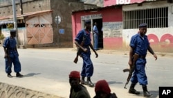 Maafisa wa polisi wa Burundi wakipiga doria.