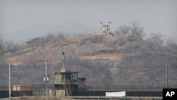 북한의 미사일 발사 소식이 알려진 24일, 한국 파주에서 바라본 비무장 지대 한국군 초소(아래)와 북한군 초소.