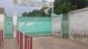 L'entrée de la prison de Rebeuss, à Dakar, le 30 août 2019. (VOA/Seydina Aba Gueye)