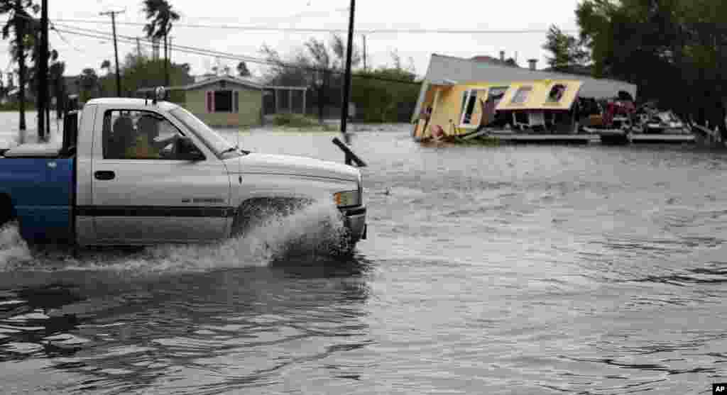 Un camion brave la crue après l&rsquo;ouragan Harvey à Aransas Pass, Texas, 26 août 2017.