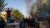 Sejumlah warga Iran menggelar aksi protes anti-pemerintah di Teheran pada 27 Oktober 2022. Protes dipicu oleh kematian Mahsa Amini yang tewas dalam tahanan polisi moral Iran. (Foto: AP/Middle East Images)