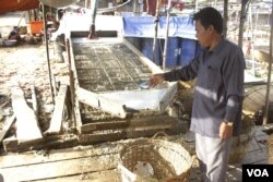 លោក សុខ ហ្វឺត ត្រូវ​បាន​ជួល​ឲ្យ​ធ្វើ​ត្រីប្រហុក​នៅ​ច្រាំងចំរេះ​ក្នុង​ខណ្ឌឬស្សីកែវ រាជធានី​ភ្នំពេញ​នៃ​ប្រទេស​កម្ពុជា។ (ស៊ុន ណារិន/VOA)