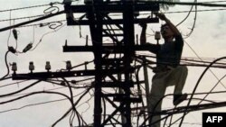 Ông Nguyễn Thiện Nhân vừa đề nghị chuyển 130.000 tỉ mà năm ngoái các Đại biểu quốc hội đã nhất trí sẽ đầu tư cho các dự án phúc lợi công công nhưng chưa dùng đến cho Tập đoàn Điện lực Việt Nam (EVN) vì EVN đang... lỗ nặng. 