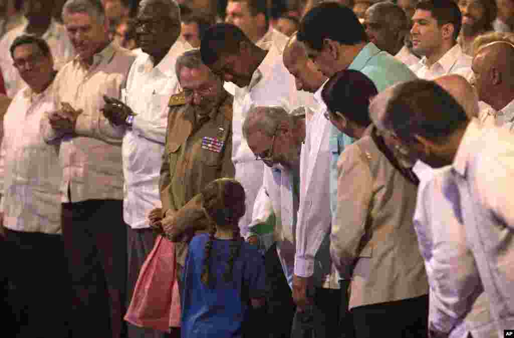 Le dirigeant cubain Fidel Castro, au centre, discute avec une jeune fille lors d&#39;un gala pour son 90e anniversaire au Théâtre Karl Marx à La Havane, Cuba, le samedi 13 août 2016.