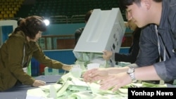 4·13 총선이 치러진 13일 오후 투표가 종료되자 전주화산체육관에서 선거 관계자들이 개표를 하고 있다.