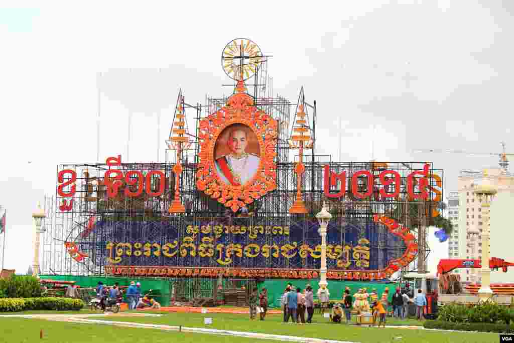 ការ​រៀប​ចំ​តុប​តែ​ង​លម្អ​នៅ​មុខ​ព្រះ​បរម​រាជវាំង​ក្នុង​រាជធានី​ភ្នំពេញ ដើម្បី​អប​អរ​ថ្វាយ​ព្រះ​ពរ​ខួប​ទី​១០​នៃ​ព្រះរាជ​ពិធី​គ្រង​រាជ​សម្បត្តិ​របស់​ព្រះបាទ​សម្ដេច​ព្រះបរមនាថ នរោត្តម សីហមុនី នៅ​ថ្ងៃទី ២៥ ខែតុលា ឆ្នាំ២០១៤។ (នូវ ពៅលក្ខិណាVOA)