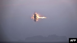 
Foto yang dirilis oleh Korean Central News Agency (KCNA), Minggu, 3 September 2023, menunjukkan latihan simulasi serangan nuklir taktis di lokasi yang tidak diungkap di Korea Utara. 