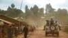 Des soldats de la mission des Nations Unies en République démocratique du Congo (MONUSCO) montent dans un véhicule alors qu'ils patrouillent dans la région déchirée par la violence de Djugu, dans la province de l'Ituri, dans l'est de la RDC, le 13 mars 2020.
