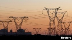 Des pylônes électriques à Cape Town, en Afrique du sud, le 17 juillet 2009.