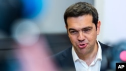 Perdana Menteri Yunani Alexis Tsipras berbicara dalam sebuah konferensi pers KTT Uni Eropa di Brussels (22/6). (AP/Geert Vanden Wijngaert)