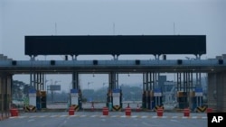 Pintu gerbang ke arah kota kawasan industri Kaesong di Korea Utara tampak sepi. (Foto: Dok)