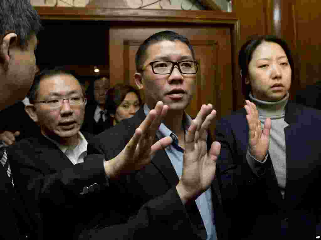 CEO Malaysia Airlines Ignatius Ong, tengah, bersiap untuk berbicara pada media dekat sebuah ruangan hotel untuk keluarga atau teman penumpang pesawat Malaysia Airlines yang hilang, Beijing, China, 10 Maret 2014. 